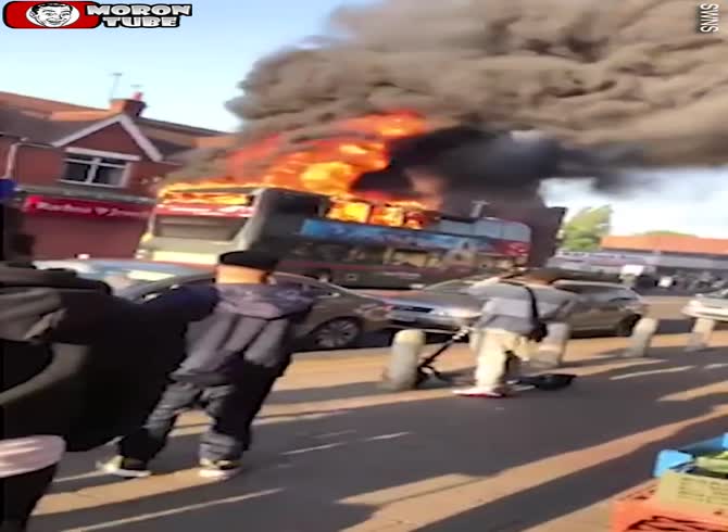 Video :A bus was set on fire by scum